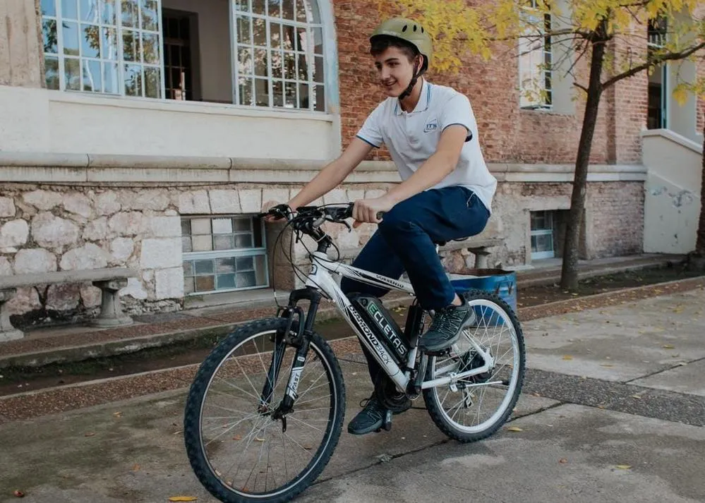 ECOOBJETIVO FOTO ESTUDIANTES RECICLAN BICICLETAS 2